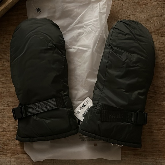 Vardo mittens medium rains new with tags - Picture 2 of 4